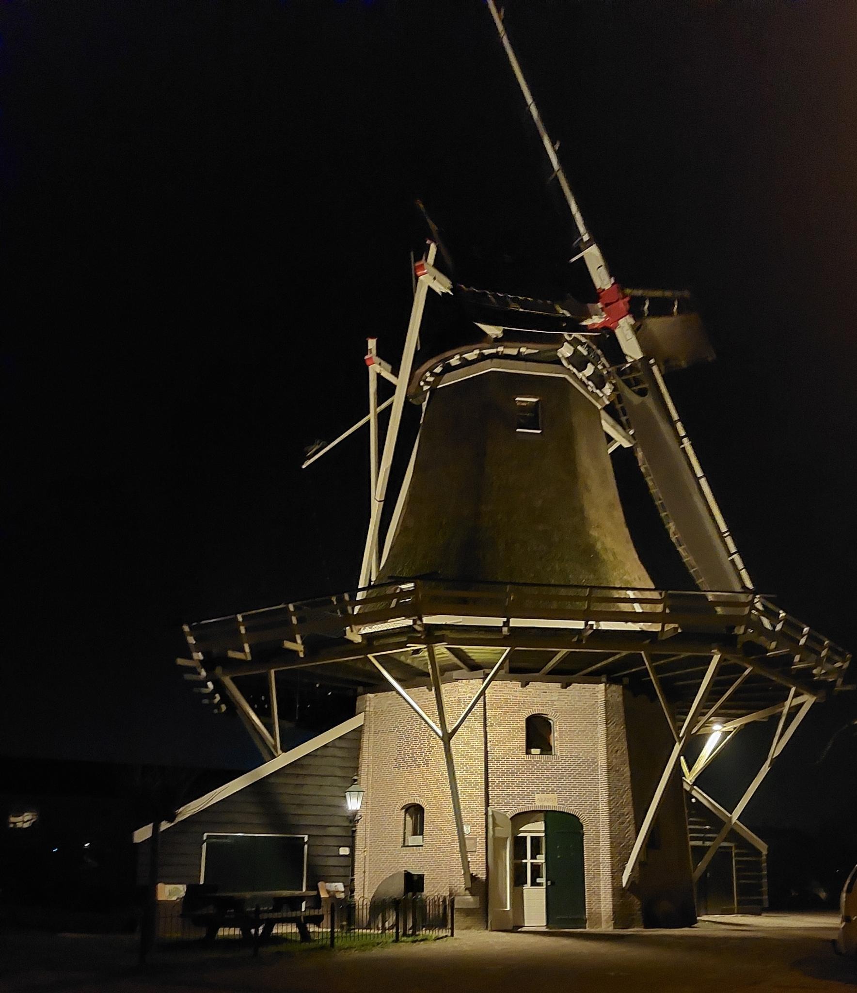 Molen in de omgeving van Meppel in de avond